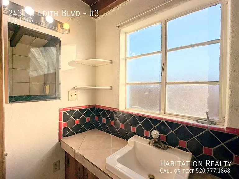 2431 N Edith Blvd #3 — Photo 14