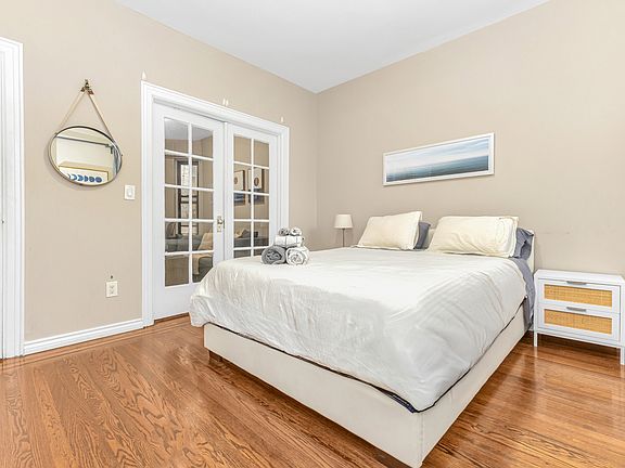 4th image of 211 E 14th St APT 14