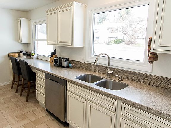 4th image of 613 Killarney Dr