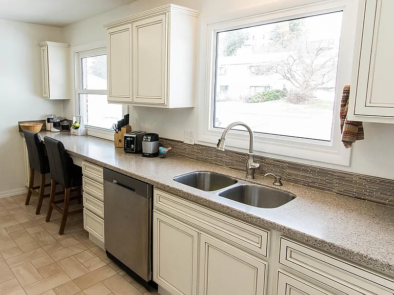 613 Killarney Dr — Photo 4