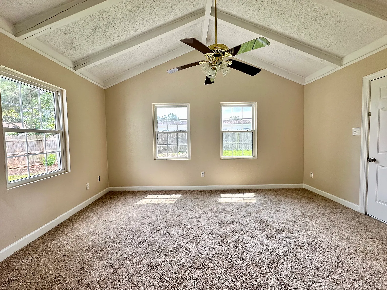 3 bed, 1325 sqft, $2,495 — Photo 4