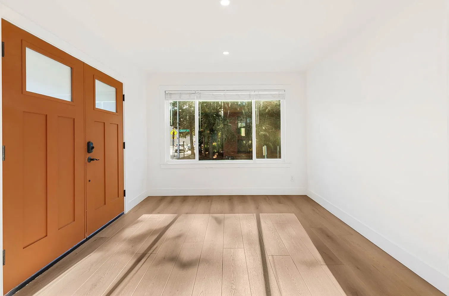 Charming Eastlake 2 Bedroom Newly Updated — Photo 4
