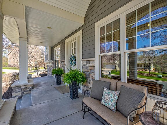 3rd image of 587 Lake Ridge Dr