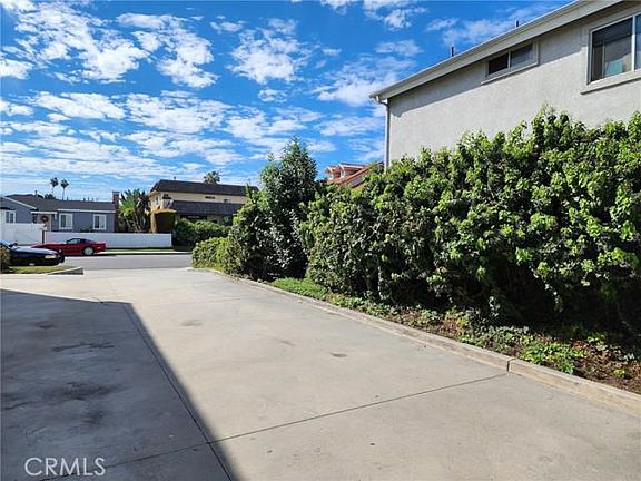 5th image of 7851 Glencoe Dr