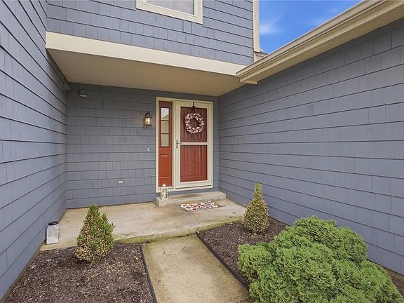 3rd image of 835 Cobblestone Dr