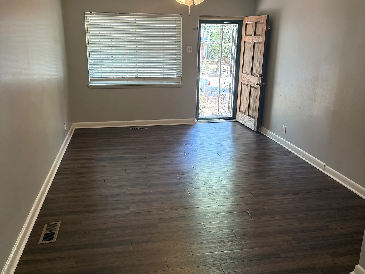 3 bed, 950 sqft, $1,200 — Photo 2
