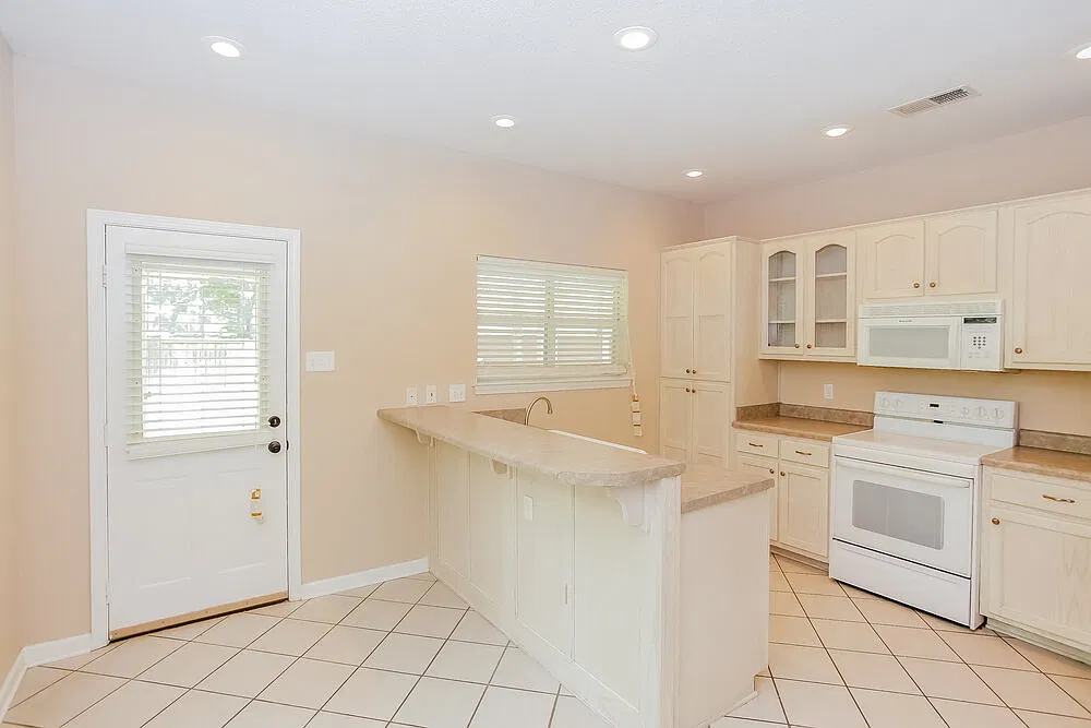3 bed, 2.0 bath, 2500 sqft, $2,270 — Photo 2