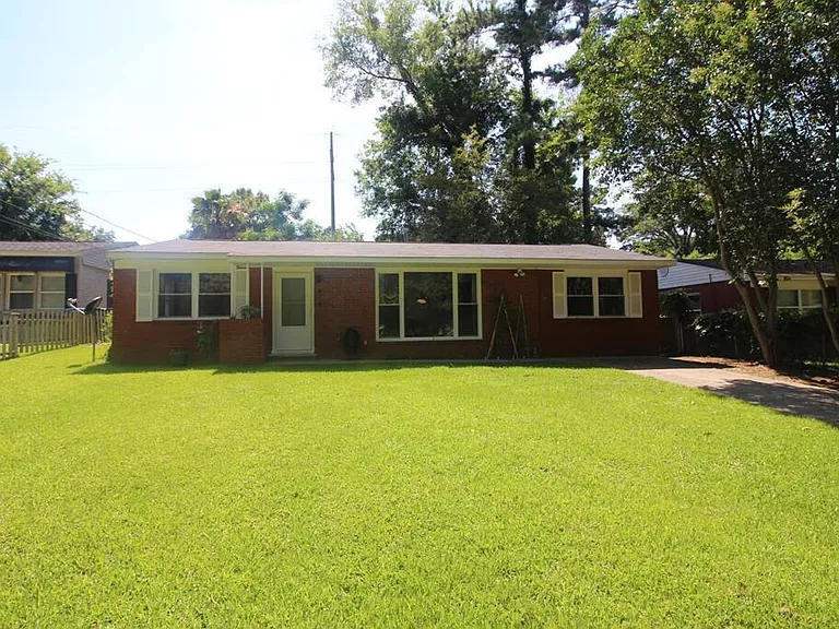 818 Ona Dr — Photo 1