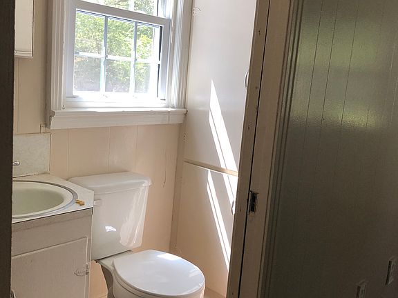 3rd image of 915 Askew St