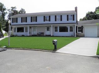 10 Sundale Ct #10, Smithtown, NY 11787