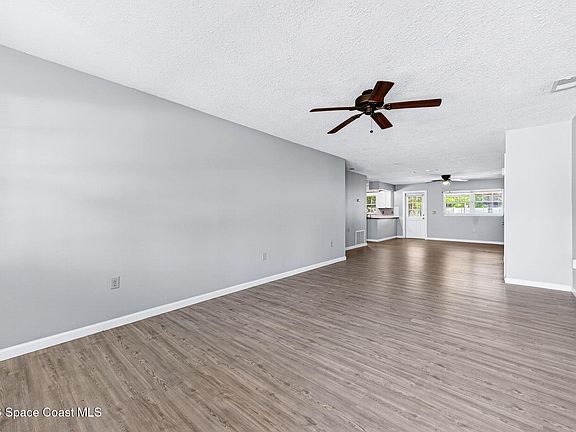 5th image of 212 Emerald Dr W