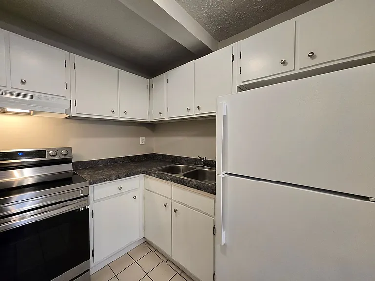 Creekwood Apartments - Farmington — Photo 28