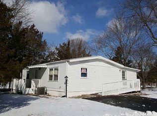 1 Surrey Dr, Cream Ridge, NJ 08514