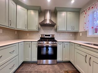 10103 N Greenview Dr, Mequon, WI 53092