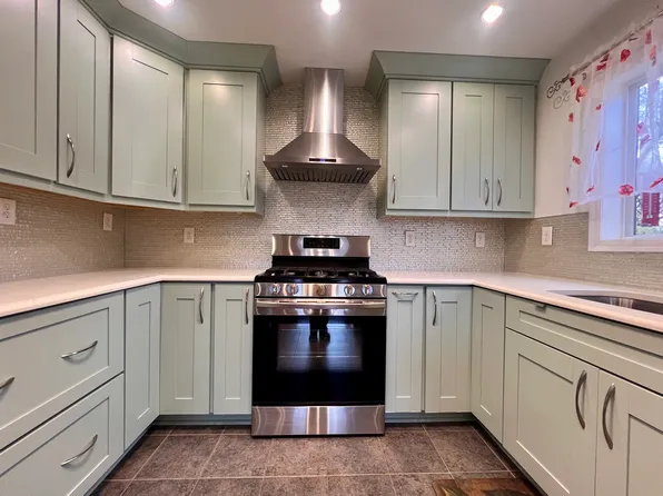 10103 N Greenview Dr, Mequon, WI 53092