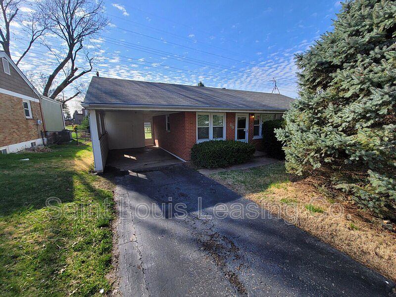 1st image of 985 Saint Patrice Ln