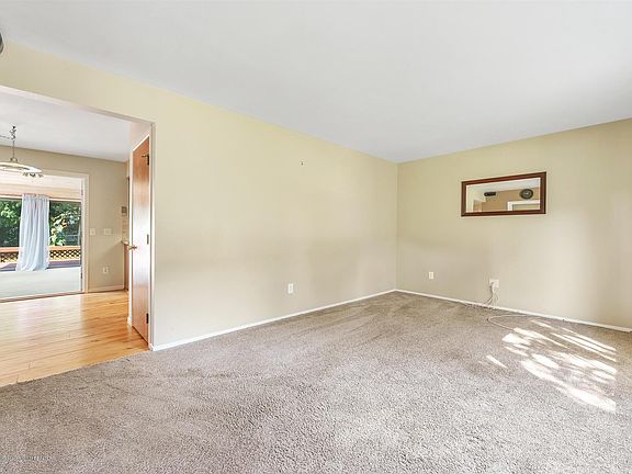 5th image of 4557 Seneca Dr