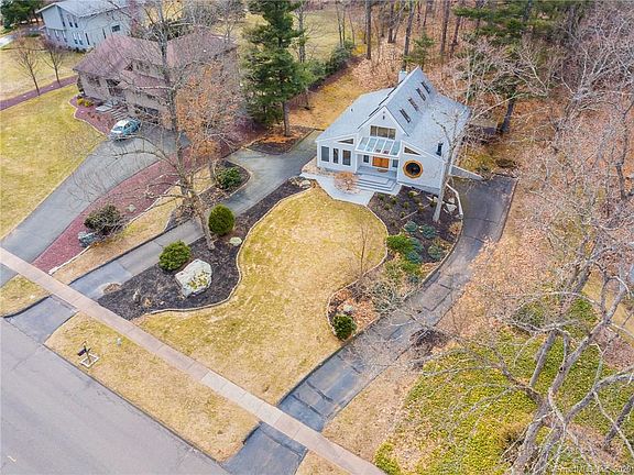 5th image of 243 Stanley Dr