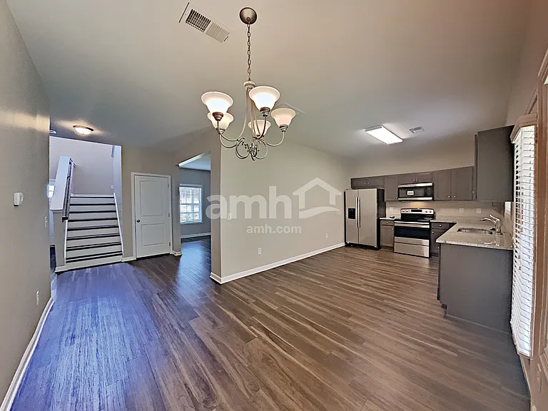 913 Beverly Ct — Photo 7