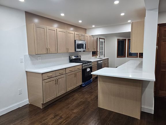 3rd image of 818 Maple Ave #1