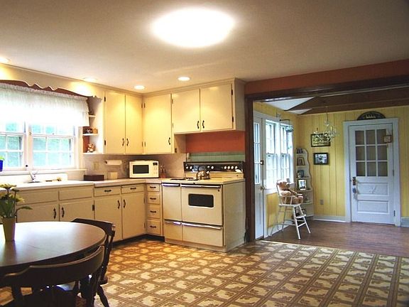 Large Eat-In-Kitchen
