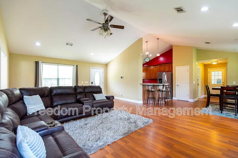 3 bed, 2.0 bath, $2,000 — Photo 2