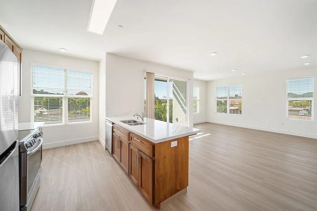 1 bed, 700 sqft, $2,200 — Photo 2