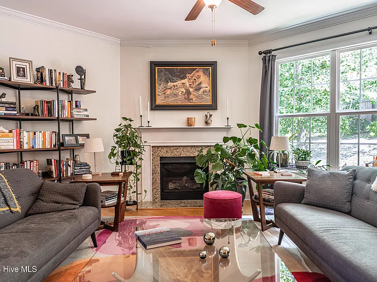 515 Clark St — Photo 17