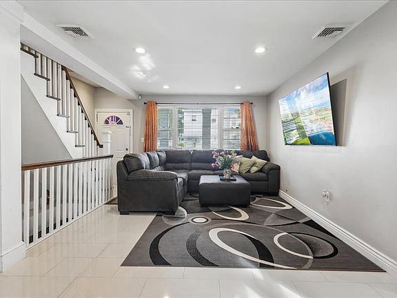 4th image of 56 Henderson Street
