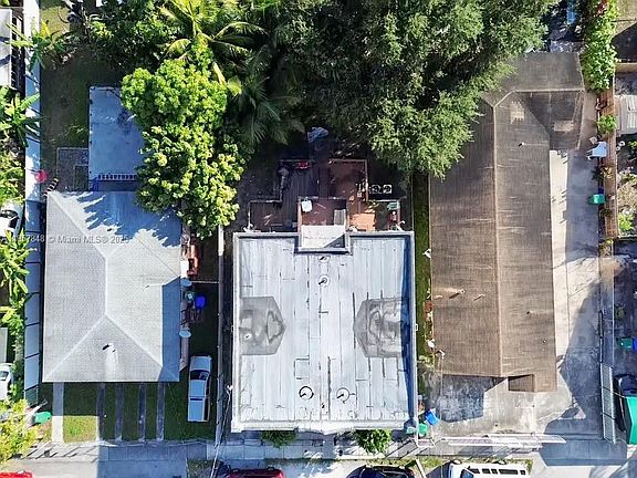 4th image of 1376 NW 35th St
