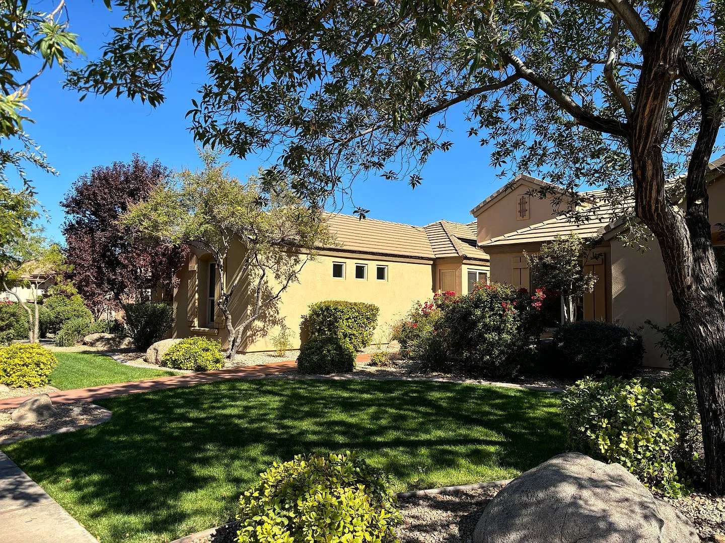 Short Term Lease! Coral Canyon On Golf Course With Pool- Furnished & Partially Furisnhed Option — Photo 2