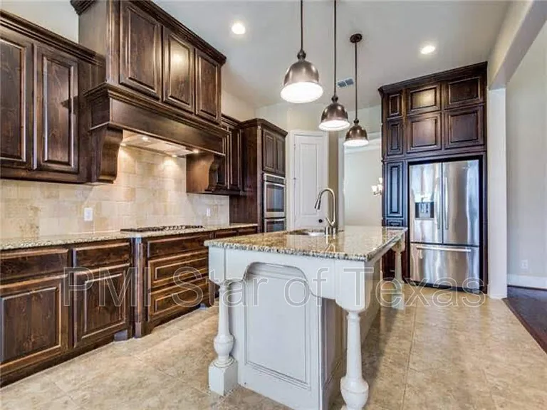 7509 Rockyford Dr — Photo 3