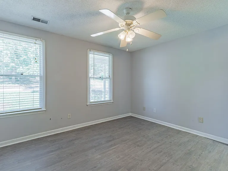 108 Dutch Dr — Photo 32