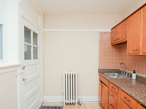 5th image of 6326 N Artesian Ave Unit 2R