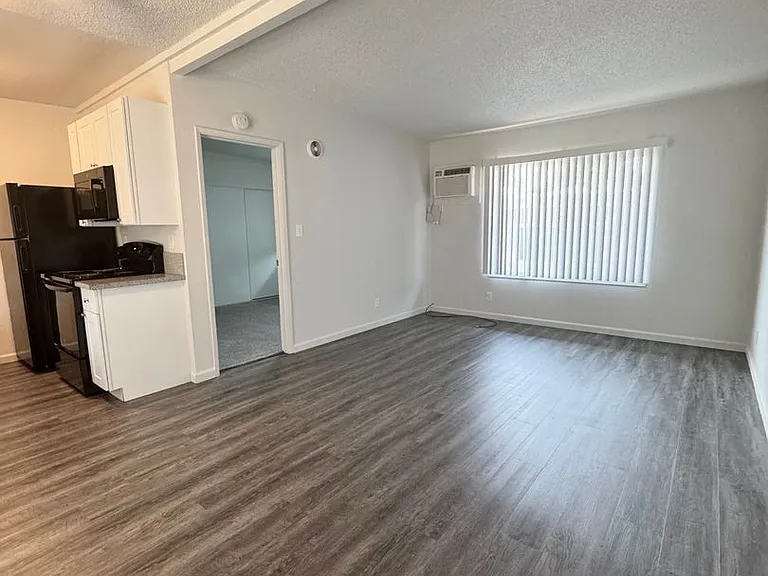 1445 Magnolia Ave — Photo 2