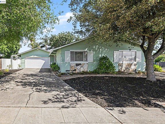 2nd image of 1503 Bluebell Ct