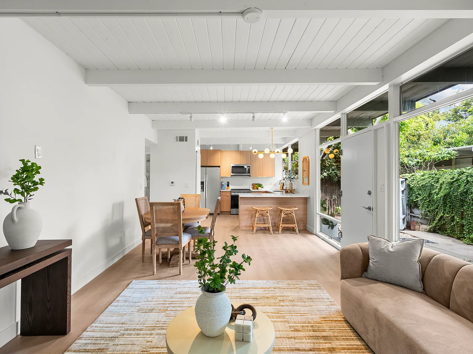 2 bed, 1000 sqft, $8,250 — Photo 3
