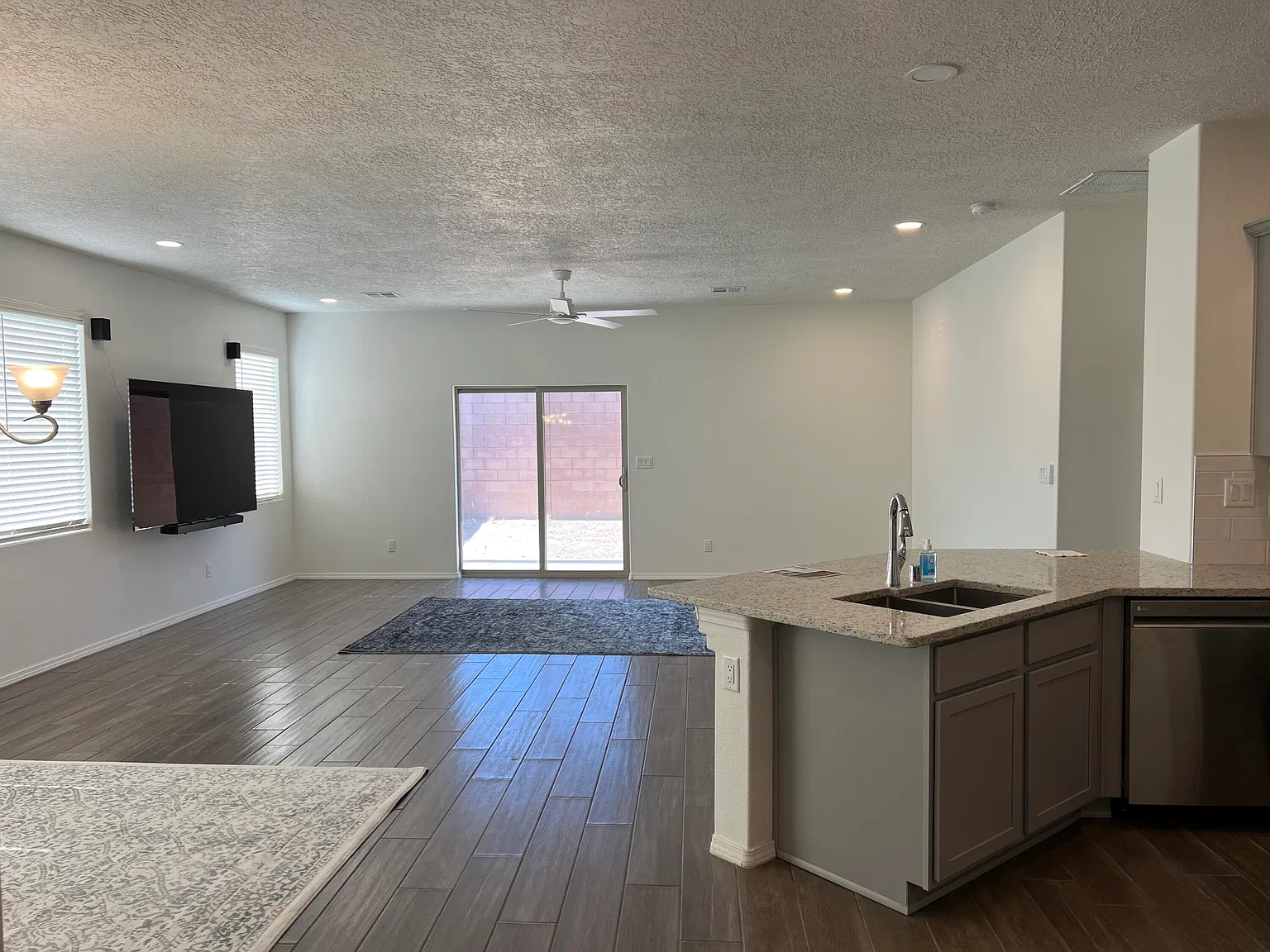 3 bed, 2.0 bath, 1745 sqft, $2,200 — Photo 2
