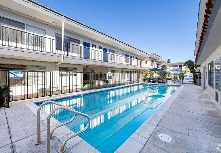 Carson Oakwood Apartments — Photo 2