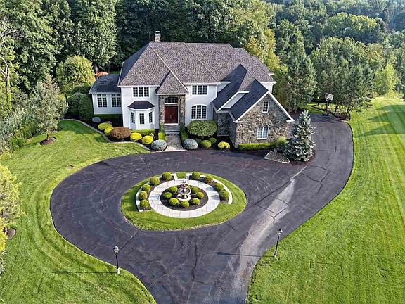 2nd image of 11 Stoneridge Dr