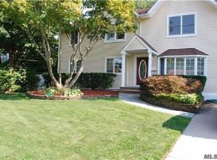 32 Oaktree Ln, Huntington Station, NY 11746