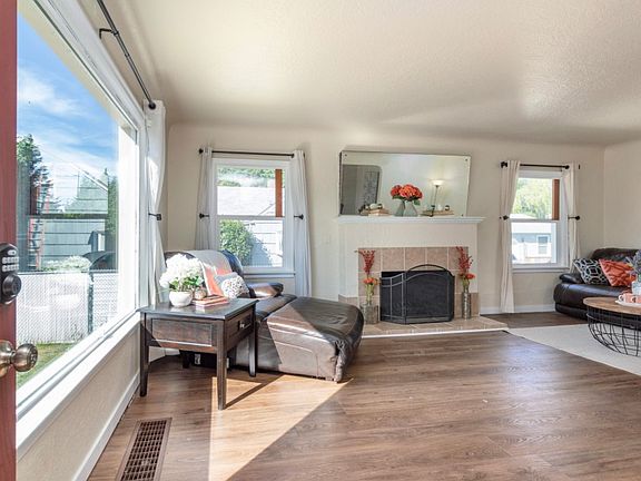 4th image of 5837 Pacific Ave