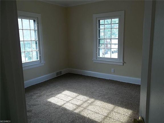 5th image of 332 Mistletoe Ave