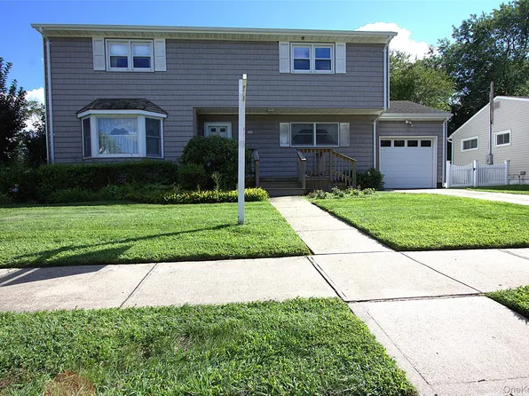 46 Margaret Drive E, Plainview, NY 11803