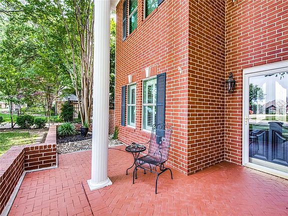 3rd image of 242 Winding Hollow Ln