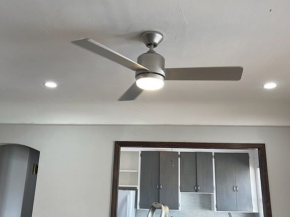 2nd image of 895 Beaconsfield Ave #2N