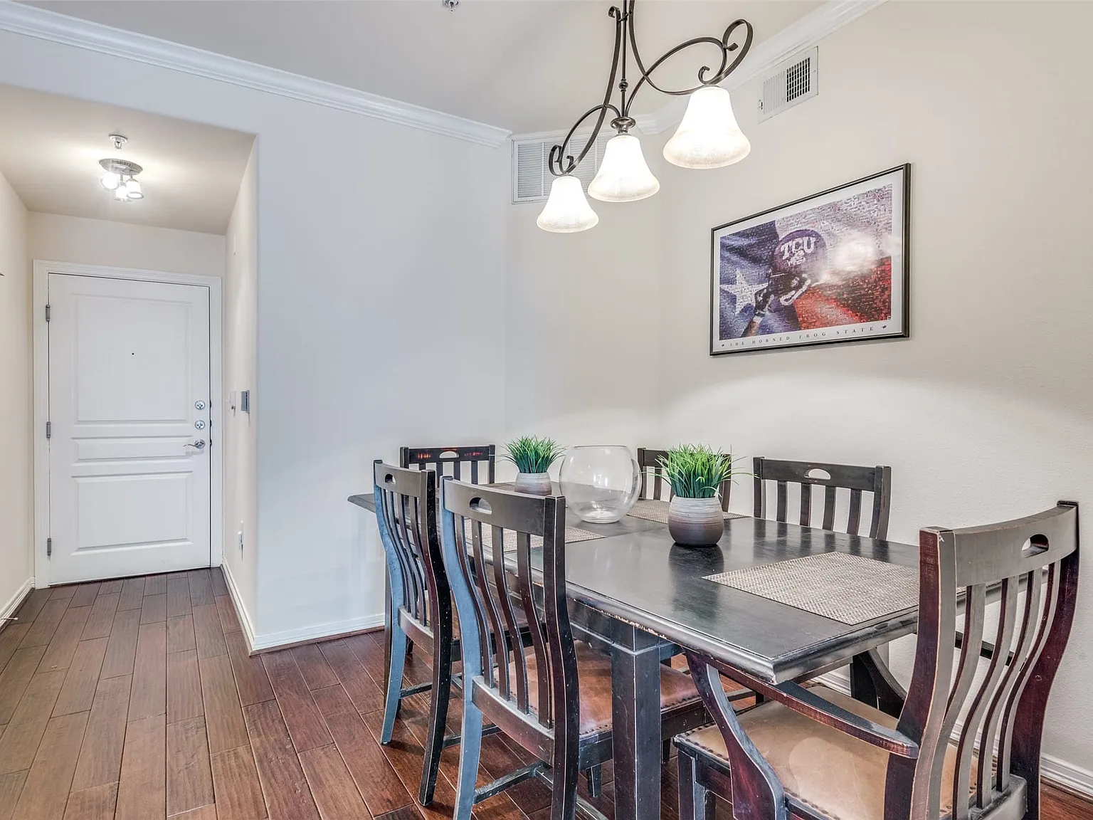 1 bed, 1.0 bath, 733 sqft, $1,995 — Photo 2