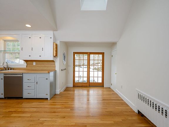 4th image of 25 Bayberry Ln