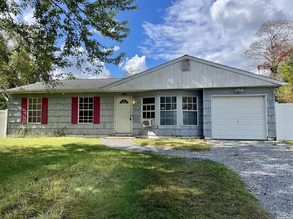 14 Cozine Road, Center Moriches, NY 11934