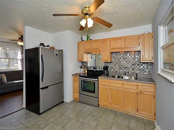 4th image of 421 Blooming Laurel Dr
